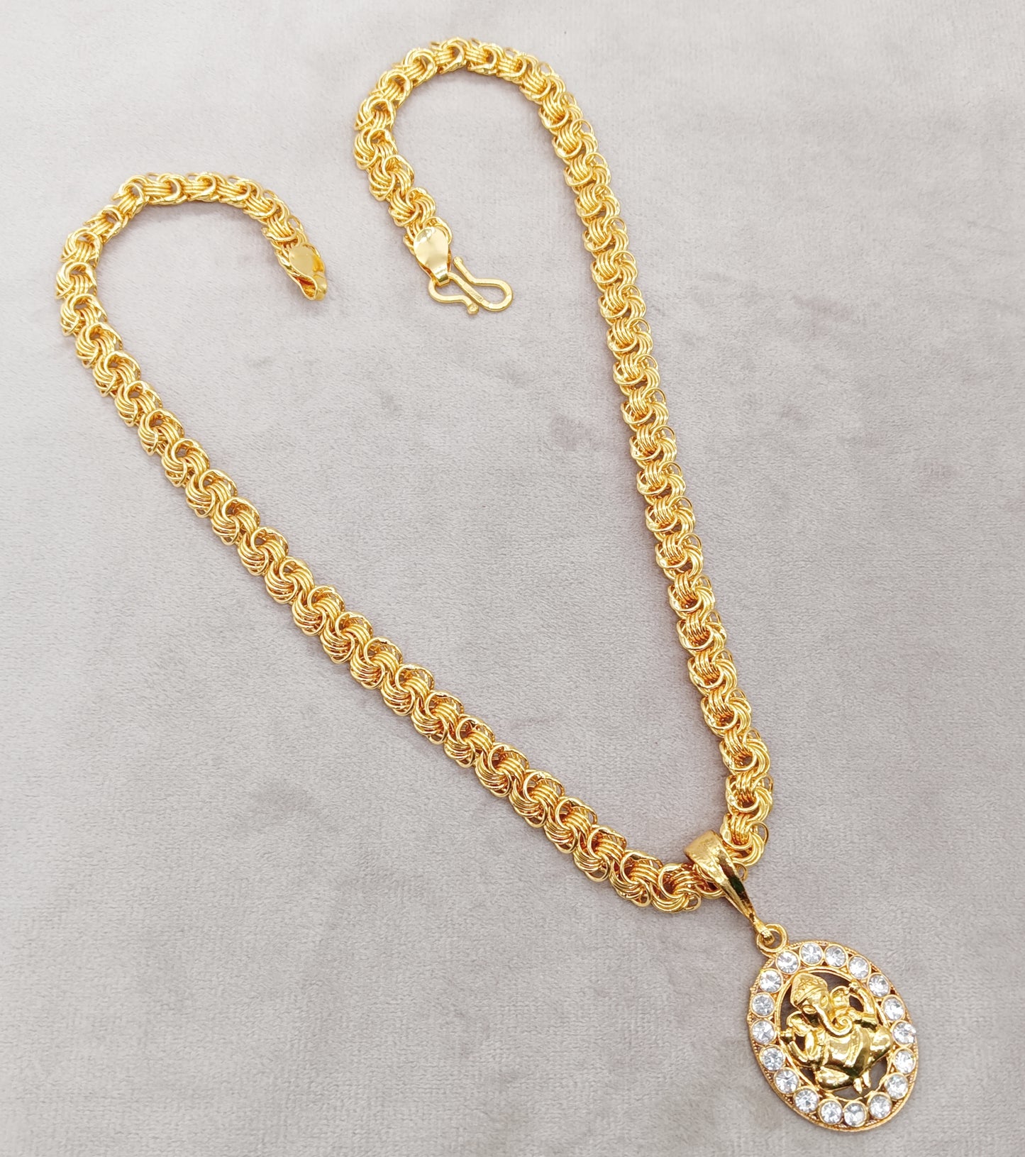 Luxurious Gold Plated Pendant With Chain