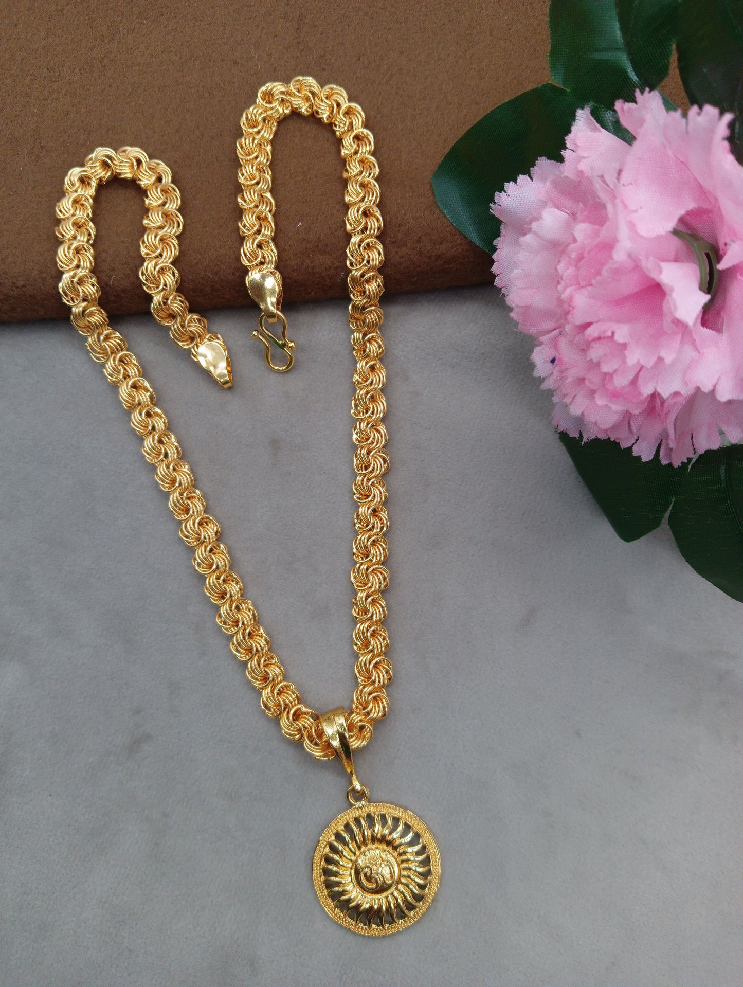 Luxurious Gold Plated Pendant With Chain