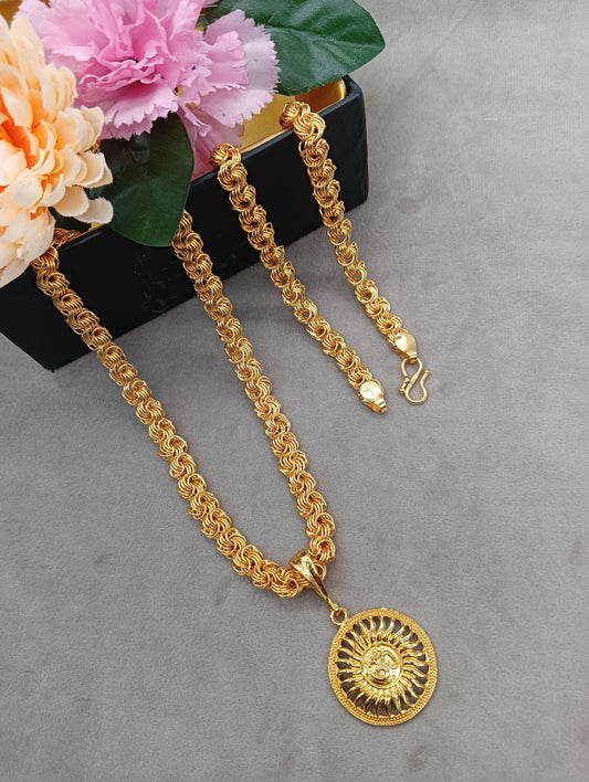 Luxurious Gold Plated Pendant With Chain